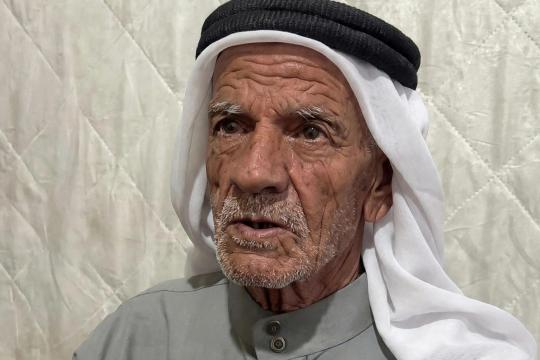 وحيداً في خيمة.. المسن حمدان العمور يطوي 3 أعوام من الحرب بفقده 35 شخصاً من عائلته