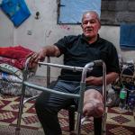 بعد فقدان عائلته وقدمه.. الاحتلال يلاحق مسناً فلسطينياً بمصادرة طرفه الصناعي