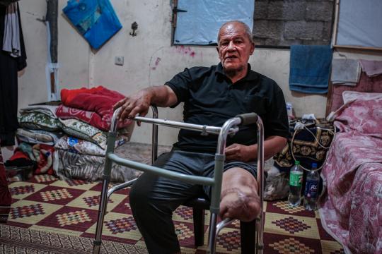 بعد فقدان عائلته وقدمه.. الاحتلال يلاحق مسناً فلسطينياً بمصادرة طرفه الصناعي