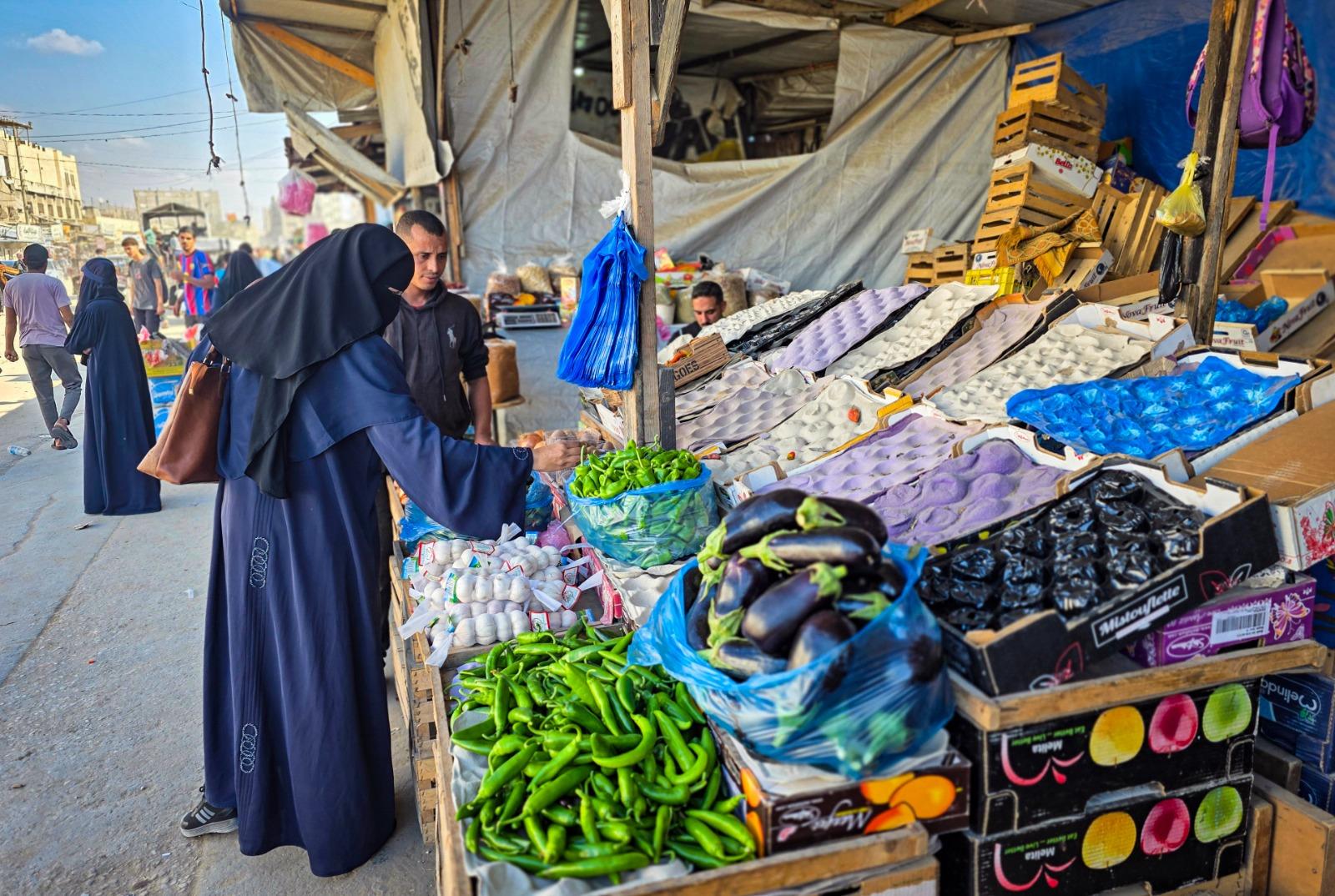 أسعار الخضار والفواكه واللحوم في غزة تشتعل.. والأسواق خالية