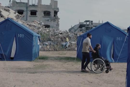 بين كُرسيٍ مُتحرك وَقبرٍ بلا وداع،،، محمد صالح يروي رحلة الفقد والغياب