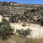 الاحتلال يهدم ملعب مدرسة بتير الثانوية غرب بيت لحم ويجرف أرضيته بالكامل