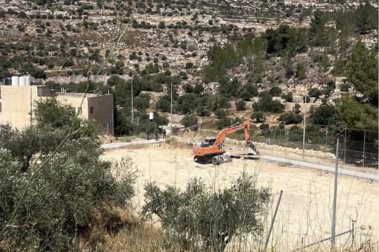 الاحتلال يهدم ملعب مدرسة بتير الثانوية غرب بيت لحم ويجرف أرضيته بالكامل