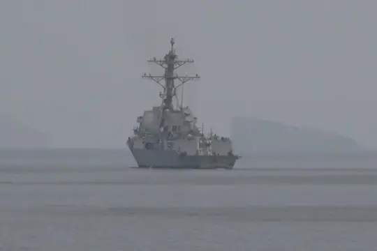 مسؤول أميركي يحذر من احتمال استئناف الحرب مع إيران وسط تصاعد التوتر في مضيق هرمز