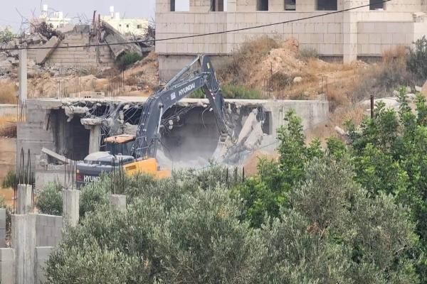 جرافات الاحتلال تدمر بيوتاً بلاستيكية ومغسلة ومشطب سيارات بذريعة البناء دون ترخيص