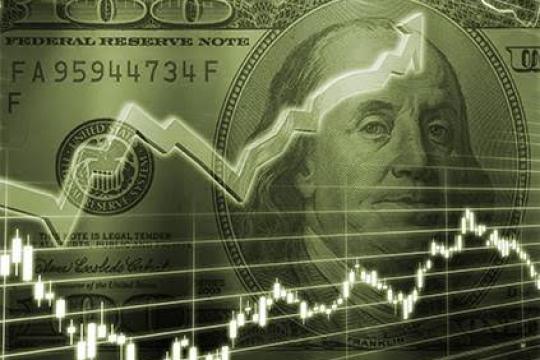 الدولار يصعد لأعلى مستوى في 17 شهرًا أمام اليورو وسط موجة بيع للسندات
