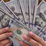 الدولار يواصل ارتفاعه مع تجاهل الأسواق لتهديدات ترمب