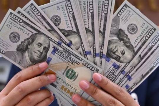الدولار يواصل ارتفاعه مع تجاهل الأسواق لتهديدات ترمب