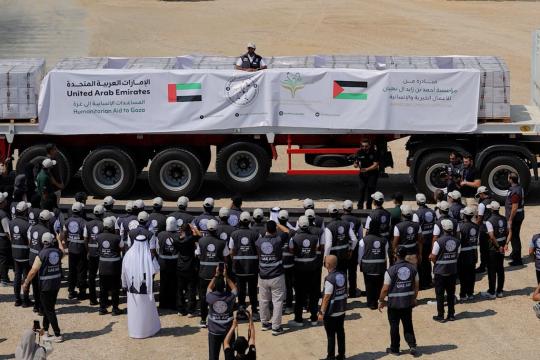 طلبة «تمكين قادة المستقبل» يشاركون في تجهيز أول قافلة إغاثية لغزة من العريش