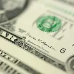 الدولار يهبط إلى أدنى مستوى منذ مايو والين يقفز 2.1%