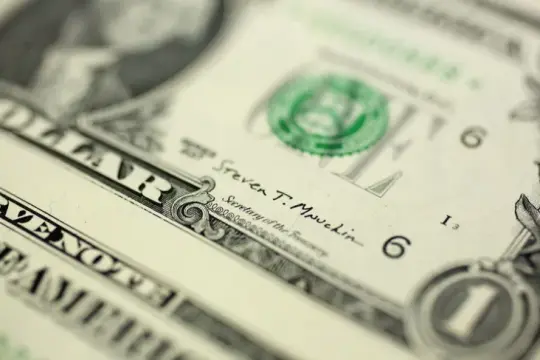 الدولار يهبط إلى أدنى مستوى منذ مايو والين يقفز 2.1%