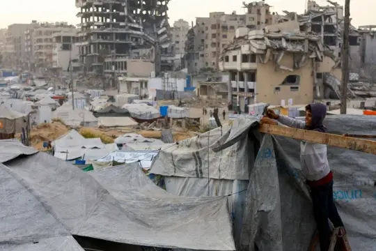 منظمات الإغاثة تحذر: غزة تواجه نقصًا حادًا في الغذاء والمأوى مع اقتراب الشتاء