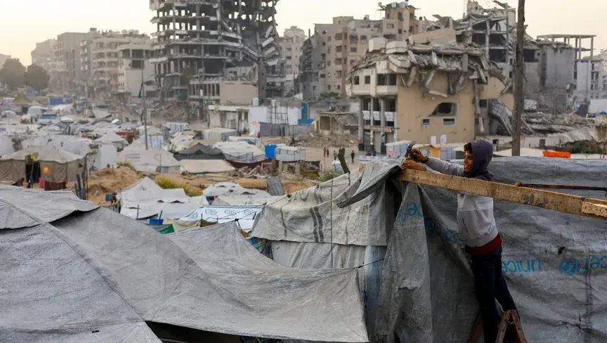 أربعة أسابيع بعد وقف إطلاق النار، الشاحنات تصل بنصف الكمية المتوقعة، والخيام المتآكلة تهدد سكان القطاع