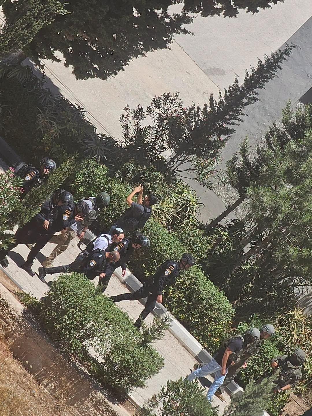 قوات الاحتلال تغلق شارع مخيم قلنديا بالاتجاهين قبل مداهمة معهد قلنديا التابع لوكالة الأونروا