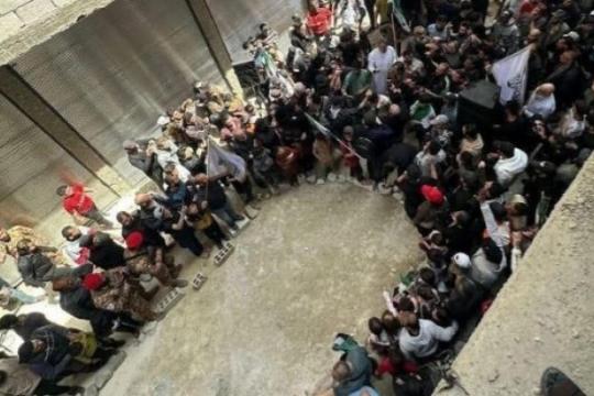 فرحة شعبية في مخيم اليرموك بعد اعتقال المتهم الرئيسي بمجزرة التضامن