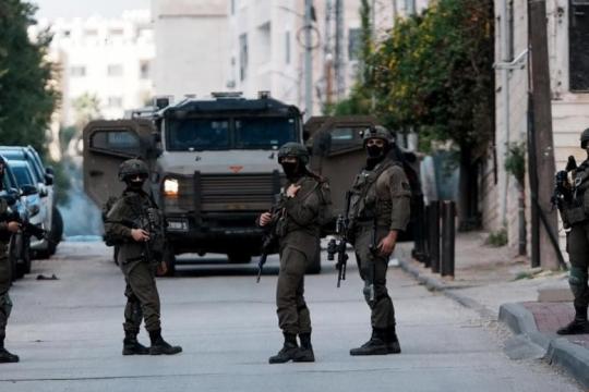 اعتقالات واقتحامات واسعة في الضفة فجر الجمعة تطال قلقيلية ونابلس ورام الله وطولكرم وبيت لحم