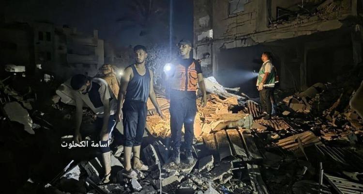 استهدافات طالت منازل وشققًا سكنية ومسجدًا في دير البلح ومدينة غزة والنصيرات وخان يونس، وسط استمرار سقوط الضحايا وتفاقم الأوضاع الإنسانية.