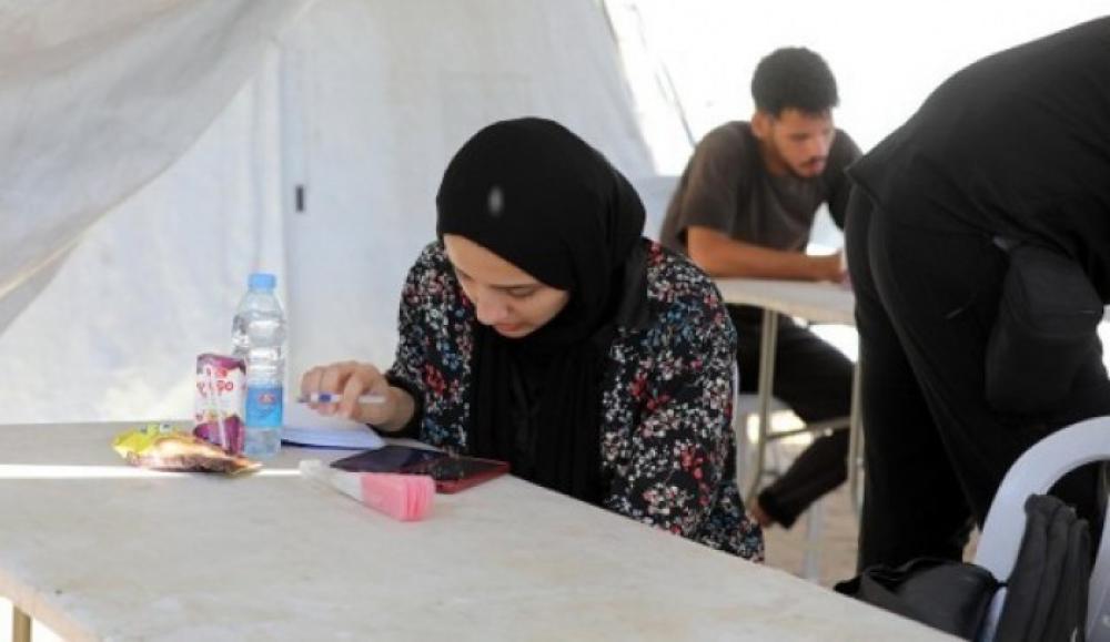 الوزارة تدعو الطلبة إلى تحميل التطبيق مسبقًا وتوضح المتطلبات الفنية وآلية تقديم الامتحان داخل القاعات.