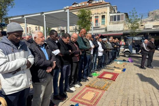 مصلون يؤدون الجمعة الثالثة من رمضان قرب باب العامود بعد استمرار إغلاق الأقصى