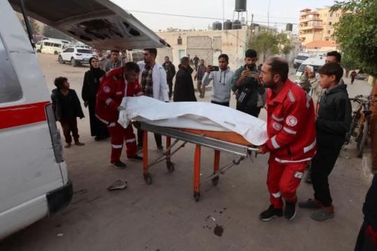 شهيدان أحدهما طفل بنيران الاحتلال في قطاع غزة