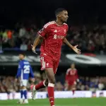 إيزاك يسجل أسرع ثنائية لليفربول في الدوري منذ 15 عاماً