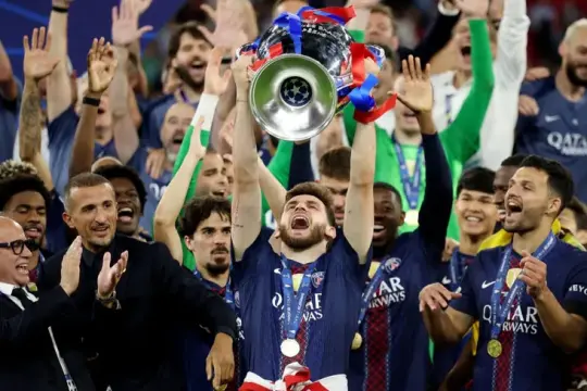 باريس سان جيرمان يستعد لتمديد عقد كفاراتسخيليا ورفع راتبه