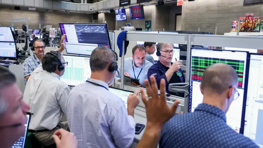 تباطؤ مفاجئ في سوق العمل يدعم رهانات إبقاء الفائدة دون تغيير.. و«S&P 500» ينهي أفضل أسبوع له منذ أبريل