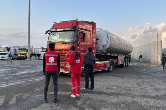 الهلال الأحمر المصري يُسير قافلة مساعدات ضخمة لغزة