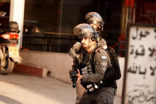 قوات الاحتلال تشن حملة اعتقالات ومداهمات واسعة في الضفة الغربية