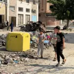 الاحتلال يحذّر سكان غزة من الاقتراب من "الخط الأصفر" ويواصل نسف المنازل