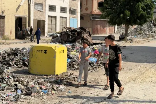 الاحتلال يحذّر سكان غزة من الاقتراب من "الخط الأصفر" ويواصل نسف المنازل