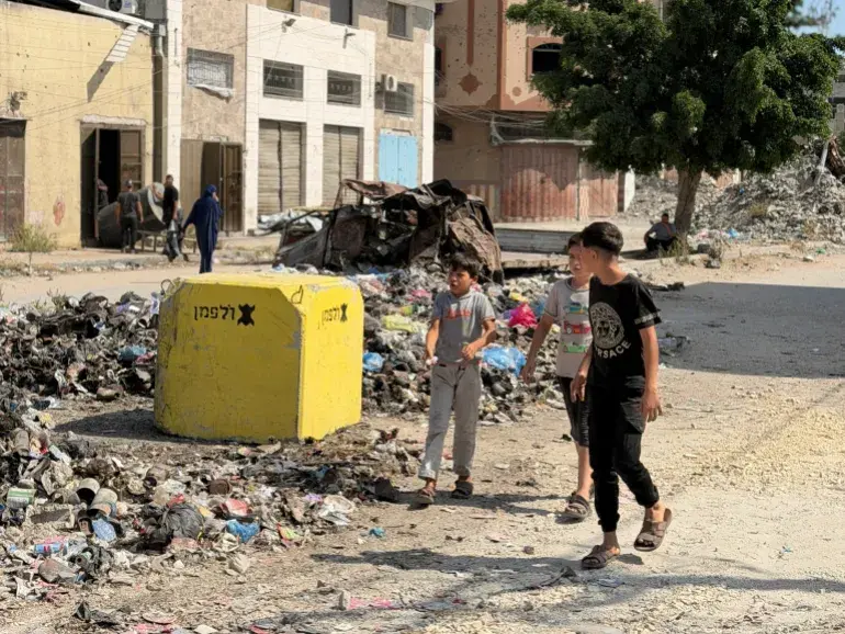 الاحتلال يحذّر سكان غزة من الاقتراب من "الخط الأصفر" ويواصل نسف المنازل