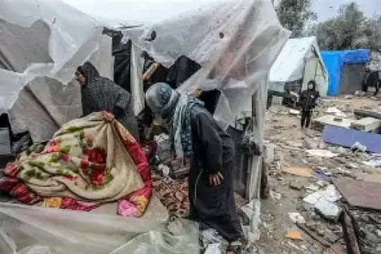 غارات لم تتوقف.. 13 شهيداً منذ صباح اليوم والاحتلال يواصل خرق اتفاق وقف إطلاق النار