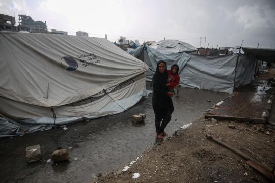 الشتاء.. ضيف ثقيل على آلاف النازحين بغزة