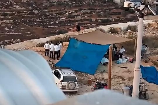 مستوطنون يحاصرون منزلاً في قصرة لليوم الرابع وسط حماية جيش الاحتلال