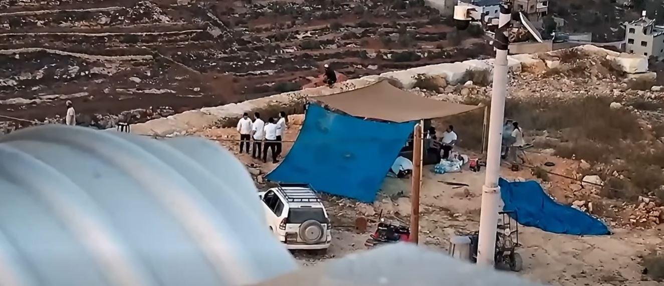 المستوطنون يغلقون الطريق المؤدي إلى المنزل بالحجارة ويحاولون الاستيلاء عليه منذ أربعة أشهر، وسط تصاعد الاعتداءات في محافظة نابلس