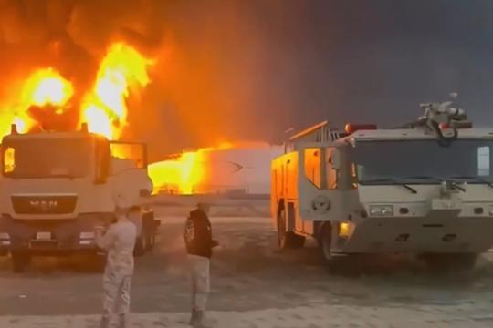 بعد58 ساعة..  السيطرة على حريق اندلع فى خزانات وقود مطار الكويت