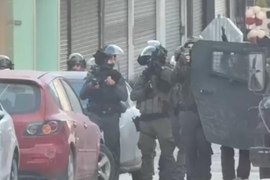 إصابة طفل واعتداء على شاب خلال اقتحام الاحتلال مخيم قلنديا