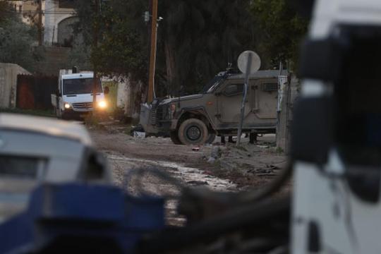 قوات الاحتلال تحاصر منزلاً في بلدة طمون