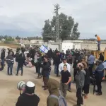 مستوطنون يغلقون طريق كرم أبو سالم ويمنعون شاحنات المساعدات من دخول غزة