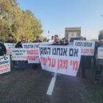 سكان كريات شمونة يتظاهرون احتجاجاً على الأوضاع بعد الحرب