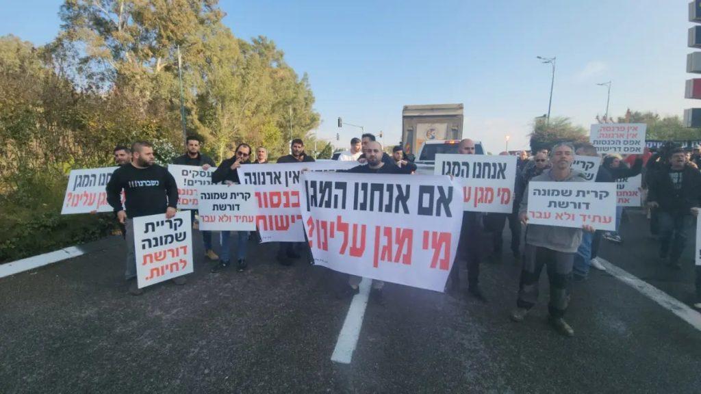 سكان كريات شمونة يتظاهرون احتجاجاً على الأوضاع بعد الحرب