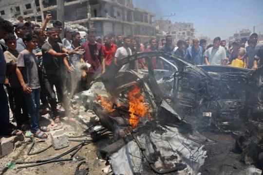 شهيد و10 إصابات في غارة إسرائيلية على مركبة وسط غزة