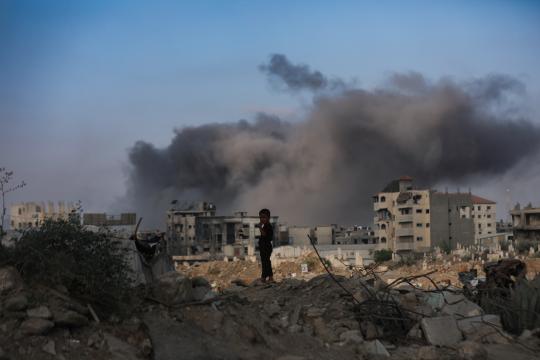 تصعيد إسرائيلي متواصل: قصف مدفعي وجوي على غزة رغم وقف إطلاق النار