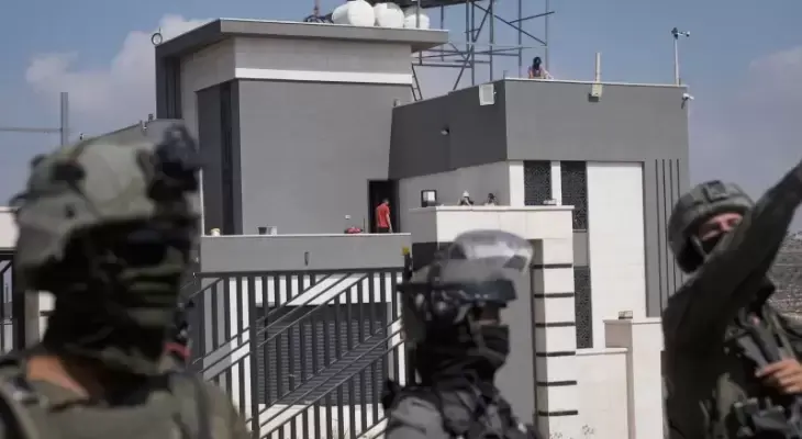 التزامن مع إغلاق الطرق المؤدية إلى منطقة جبل رأس العين وتشديد القيود على حركة الأهالي