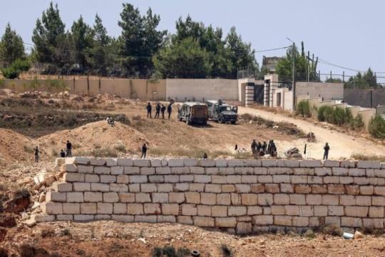 لليوم الـ16.. المستوطنون يواصلون حصار منازل بقصرة بحماية الاحتلال