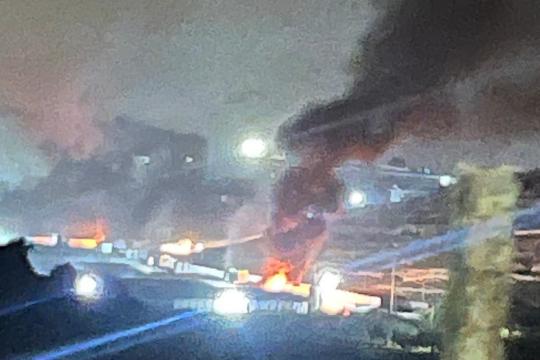 مستوطنون يحرقون بركسين للدواجن في قصرة جنوب نابلس ويعيقون وصول الإطفاء