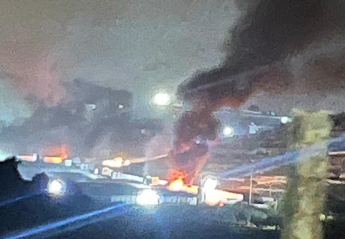 مستوطنون يحرقون بركسين للدواجن في قصرة جنوب نابلس ويعيقون وصول الإطفاء