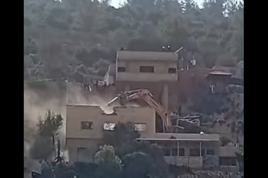 الاحتلال يهدم منزلين مأهولين في بلدة قطنة شمال غرب القدس