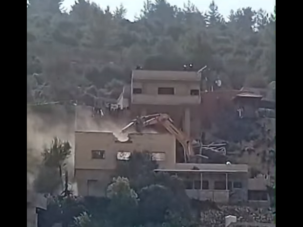 الاحتلال يهدم منزلين مأهولين في بلدة قطنة شمال غرب القدس